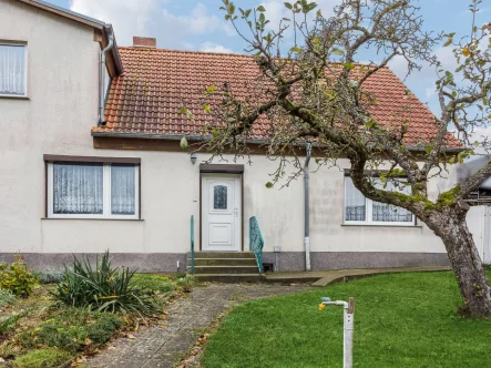 Hausansicht - Haus kaufen in Kröslin OT Freest - Doppelhaushälfte mit Meerblick im Zentrum vom Fischerort Freest - Kröslin