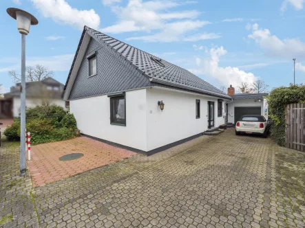 Hausansicht - Haus kaufen in Padenstedt - Energetisch saniertes EFH mit Einliegerwohnung und schönem Garten in ruhigem Stichweg in Padenstedt