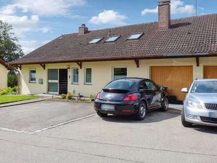 Eingangsbereich  - Wohnung kaufen in Wilhelmsdorf - Große, vermietete 4-Zimmer-Erdgeschoss-Wohnung in den ländlichen Gefilden von Wilhelmsdorf