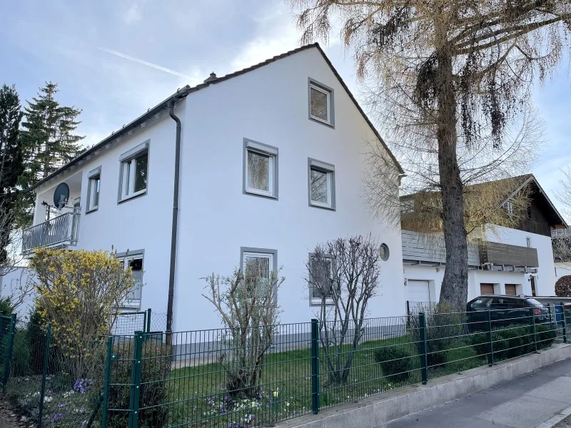Hauptbild - Wohnung kaufen in München - 5,5 Zimmer auf 2 Ebenen - Wohnungspaket in München-Waldtrudering in kleinem Mehrfamilienhaus