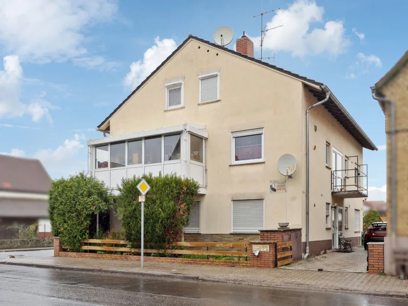 Hausansicht - Haus kaufen in Worms - Gepflegtes Dreifamilienhaus in Worms-Rheindürkheim 
