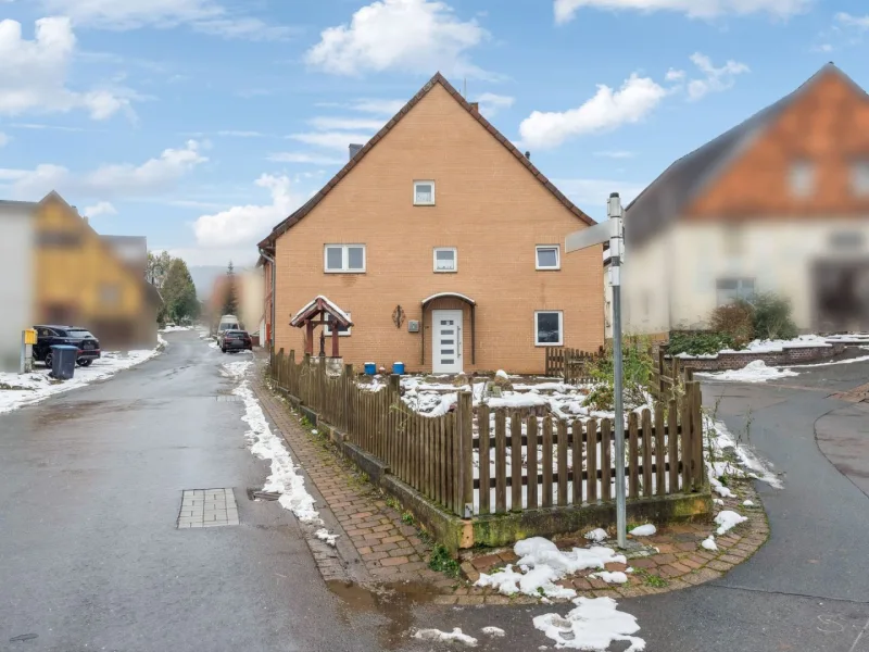 Hausansicht - Haus kaufen in Bad Münder am Deister - Handwerker aufgepasst! Ein- bis Zweifamilienhaus mit viel Potenzial in Bad Münder - Bakede