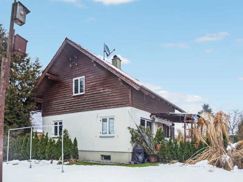 Rückansicht - Haus kaufen in Pless - Pleß: Einfamilienhaus mit Fernwärme und zusätzlichem Baugrund