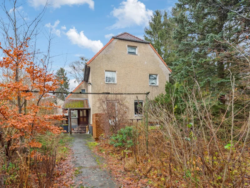 Hauansicht - Eingang - Haus kaufen in Berlin - Einfamilienhaus mit 5 Zimmern auf großem Grundstück in Heiligensee - Sanierungsbedürftig 