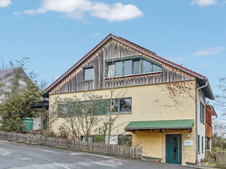 Ansicht - Haus kaufen in Würzburg - Großes Haus in ruhiger Stadtrandlage Würzburgs