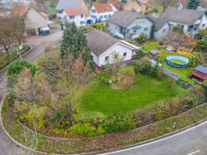 Bungalow mit ELW - Haus kaufen in Eimsheim - Sanierter Bungalow mit Einliegerwohnung und großem Garten in Eimsheim