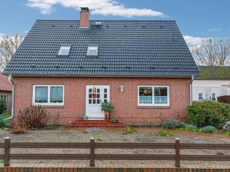 Hauansicht - Haus kaufen in Neu Herzfeld - Großzügiges Einfamilienhaus in idyllischer Lage mit traumhafter Aussicht in Neu Herzfeld