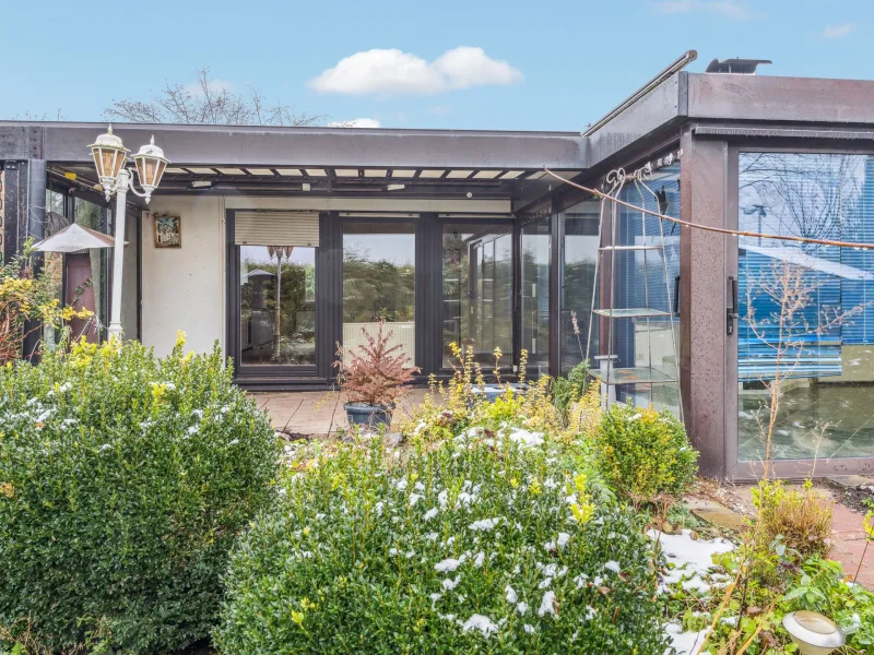 Titelbild - Haus kaufen in Hameln - Grünes Paradies am Rande der Großstadt: Bungalow auf Traumgrundstück an der Weser in Hameln-Tündern