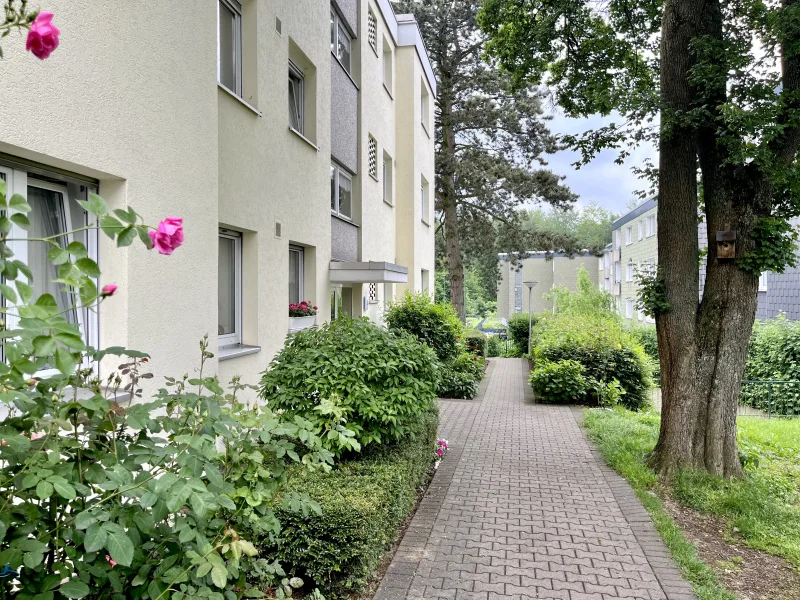 Seitliche Hausansicht - Wohnung kaufen in Düsseldorf - An der grünen Lunge der Metropole Düsseldorfs: 3-Zimmer-Wohnung inkl. Stellplatz in Ludenberg