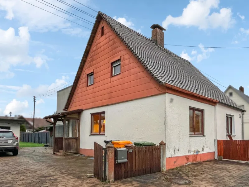 Hausansicht - Haus kaufen in Augsburg - Renovierungsbedürftige Doppelhaushälfte auf einem großzügigen Grundstück in Augsburg-Bärenkeller
