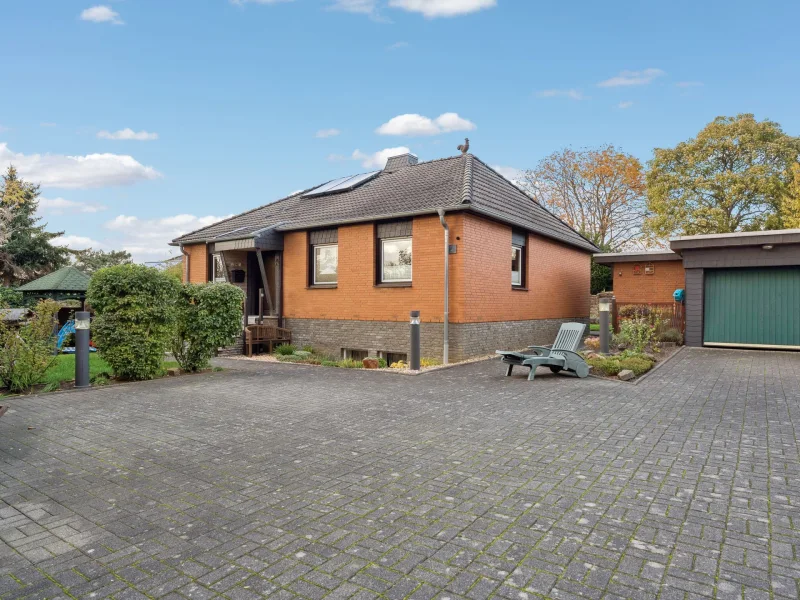 Titelbild - Haus kaufen in Erftstadt - Wohlfühloase - Bungalow mit Doppelgarage und offenem Kamin in Erftstadt-Liblar