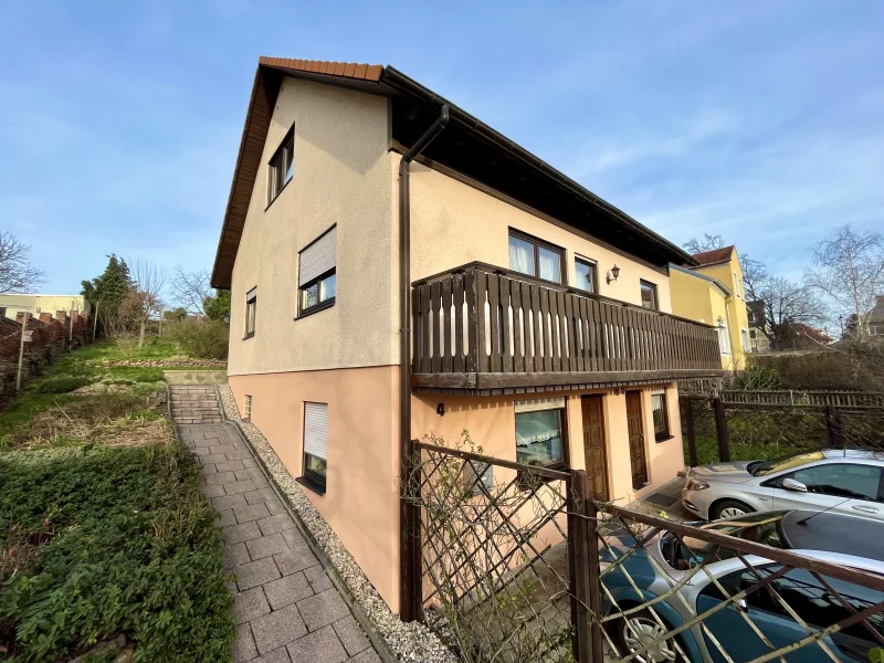 Hausansicht - Haus kaufen in Radebeul - Sofort beziehbares Einfamilienhaus mit Büro oder Einliegerwohnung in ruhiger Höhenlage von Radebeul 