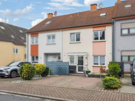 Frontansicht - Haus kaufen in Nidderau - Sehr gepflegtes Reihenmittelhaus mit großem Garten in Nidderau-Ostheim