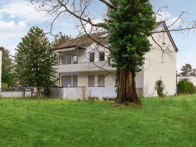 Ansicht - Haus kaufen in Karlsruhe - Charmantes Mehrfamilienhaus mit großem Baugrundstück in Karlsruhe