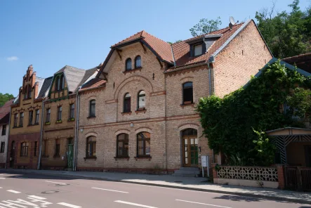 Ansicht Haus - Haus kaufen in Wettin-Löbejün - Vollvermietetes Mehrfamilienhaus in Wettin mit Blick zur Saale