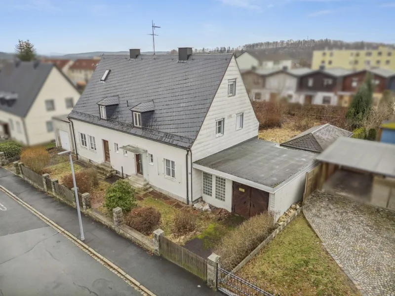 Hausansicht - Haus kaufen in Wunsiedel - Geräumige Doppelhaushälfte inmitten von Wunsiedel