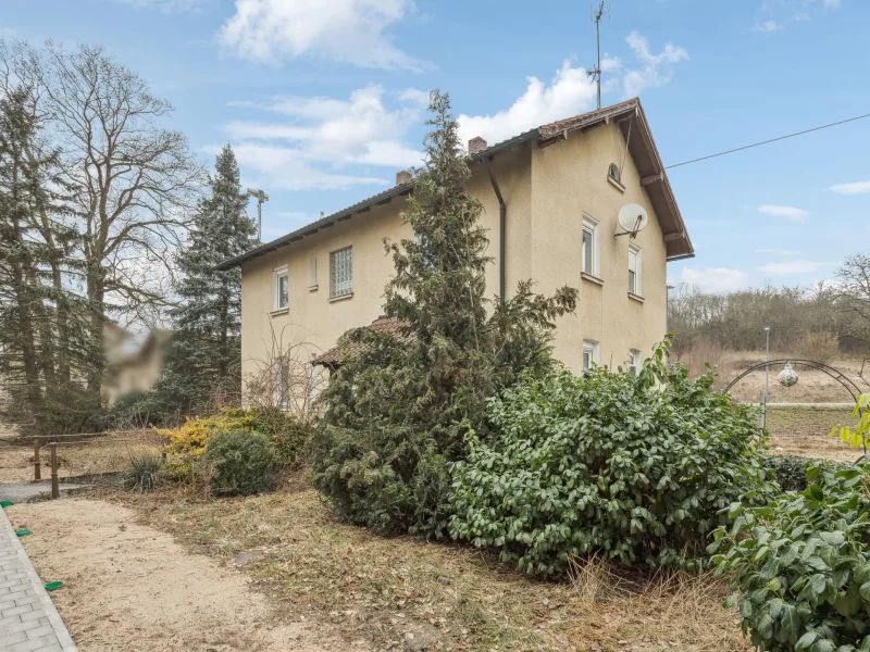 Hausansicht - Haus kaufen in Oberdachstetten - Renovierungsbedürftiges Zweifamilienhaus nähe Ansbach