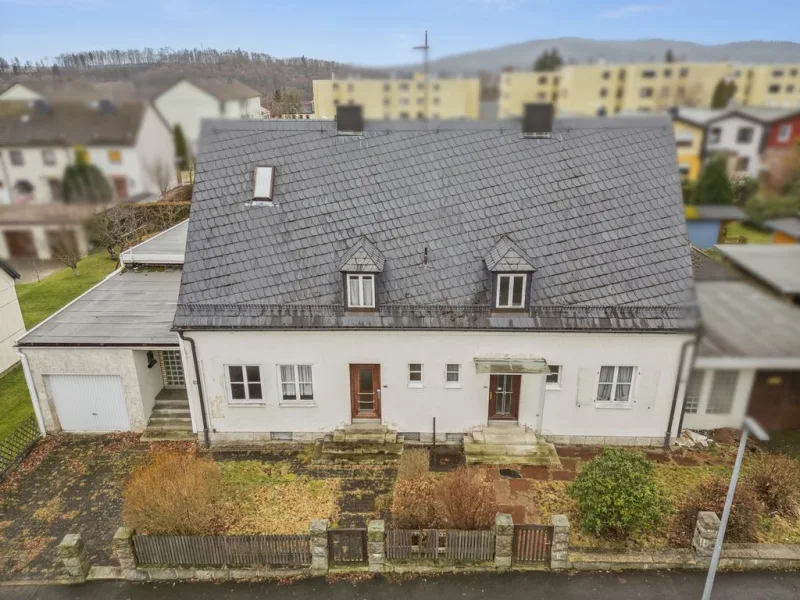 Hausansicht - Haus kaufen in Wunsiedel - Renovierungsbedürftige Doppelhaushälfte inmitten von Wunsiedel!