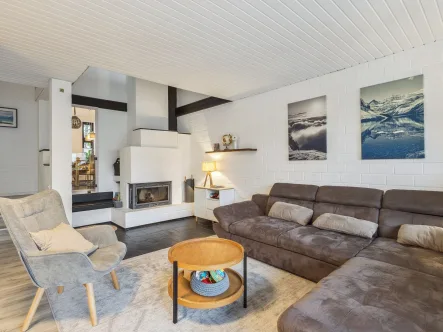 Wohnbereich mit Kamin - Haus kaufen in Neuss - Modernes Reihenmittelhaus mit Einliegerwohnung in Neuss Furth-Nord 