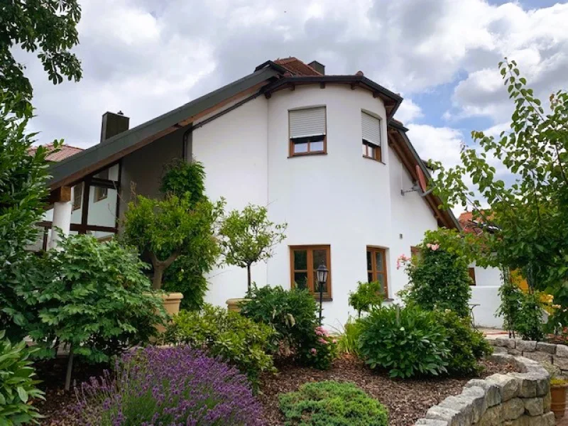 Seitenansicht - Haus kaufen in Bergheim - Stilvolles Einfamilienhaus mit großem Garten in Bergheim