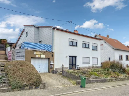 Hausansicht - Haus kaufen in St. Wendel - Zwei Häuser mit Garage und Garten auf einen Schlag in St. Wendel-Leitersweiler - sofort bezugsfrei!