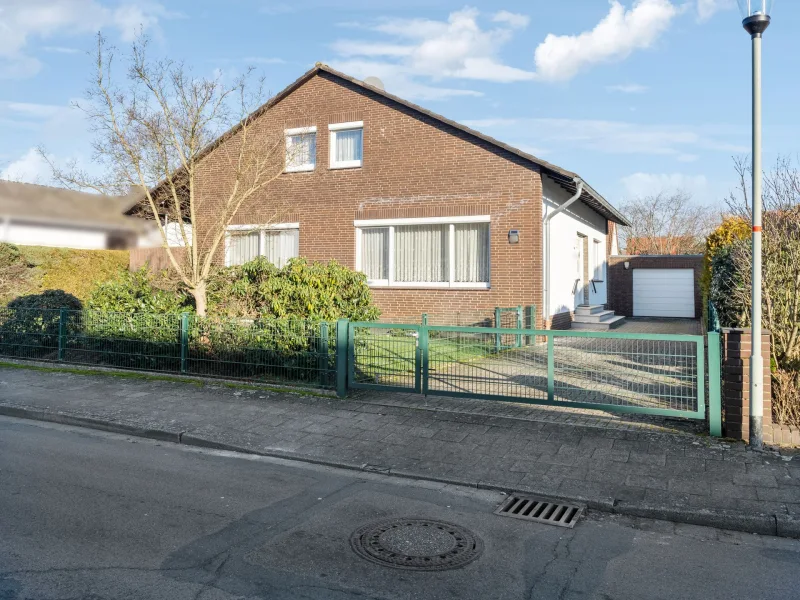 Titelbild - Haus kaufen in Nienburg - Schönes Einfamilienhaus mit Garten in familienfreundlicher Umgebung in Nienburg