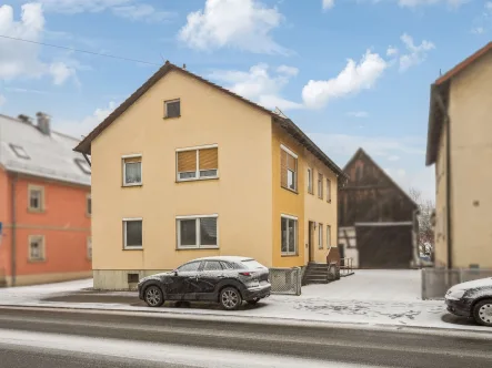 Hausansicht - Haus kaufen in Ebermannstadt - Zweifamilienhaus mit attraktivem Grundstück in begehrter Lage von Ebermannstadt 