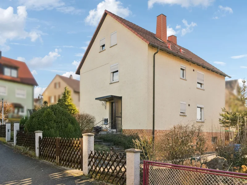 Titelbild - Haus kaufen in Münnerstadt - Zum 01.08.2024 frei werdendes Zwei/-Familienhaus im Herzen von Münnerstadt!