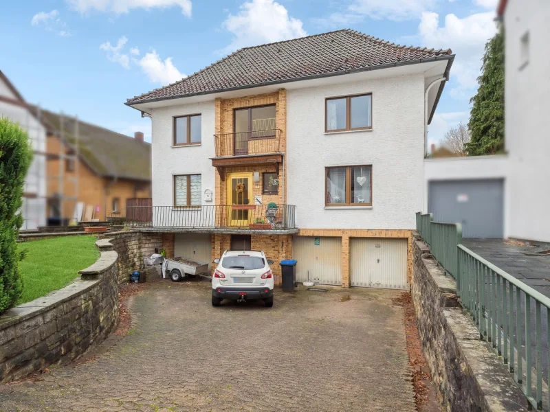 Frontansicht - Haus kaufen in Bad Münder am Deister - Attraktives Mehrfamilienhaus mit vier Wohneinheiten in zentraler Lage von Bad Münder