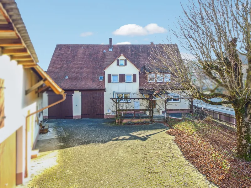 Hausansicht - Haus kaufen in Lauf - Großes Einfamilienhaus mit Scheune, Stallungen und Garagen in Lauf a. d. Pegnitz, Ortsteil Neunhof