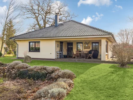 Rückansicht - Haus kaufen in Gützkow - Gepflegter Bungalow mit ca. 1240 m² Grundstück in Ortsrandlage bei Gützkow 