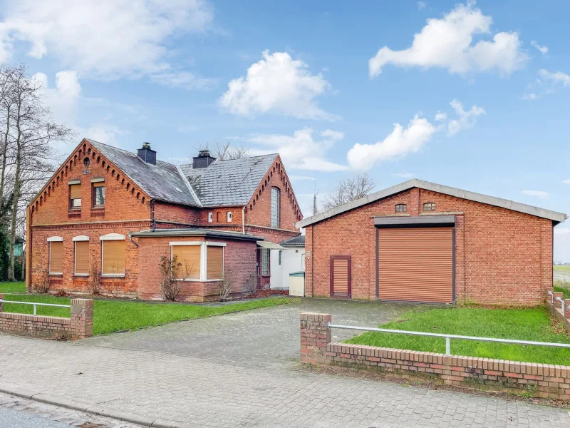 Frontansicht - Haus kaufen in Wesselburen - Wesselburen: Einfamilienhaus mit Einliegerwohnung und Halle