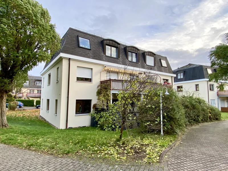Hausansicht Südseite - Wohnung kaufen in Radebeul - 3-Zimmer-Terrassenwohnung mit Tiefgaragenstellplatz in grüner Höhenlage von Radebeul West