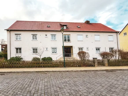 Straßenansicht - Wohnung kaufen in Schkopau - Charmante Eigentumswohnung mit Gartenanteil in Schkopau