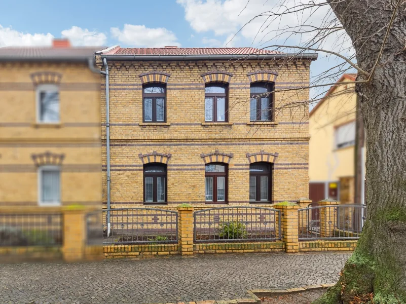 Titelbild - Haus kaufen in Wolfen - Charmante Doppelhaushälfte mit exzellenter Pflege und Ausbaumöglichkeiten im Dachgeschoss