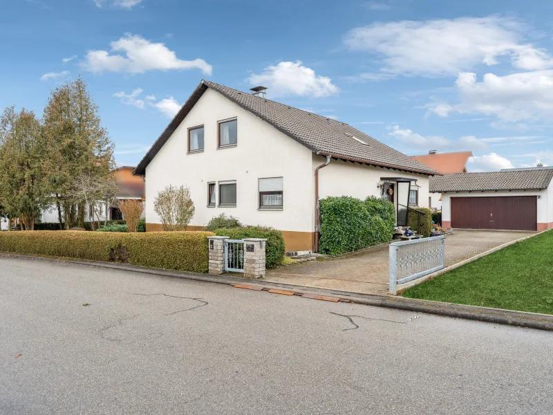 Außenansicht - Haus kaufen in Kolbingen - Gemütliches Zweifamilienhaus  im schönen Kolbingen