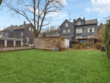 Rückansicht und Garten - Haus kaufen in Siegen - Geräumige Doppelhaushälfte mit großem Garten in Siegen 