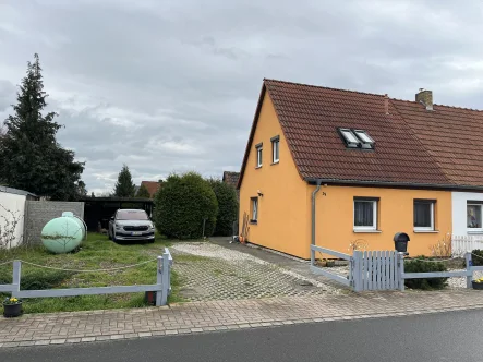 Hauptansicht - Haus kaufen in Schkeuditz - Kaufen, einziehen, wohlfühlen! Gemütliche Doppelhaushälfte nahe Schladitzer See