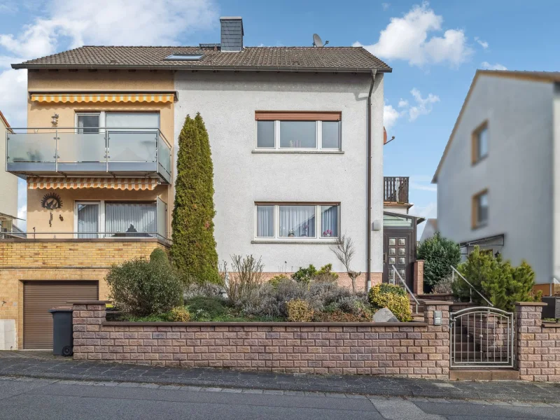 Frontansicht - Haus kaufen in Hochheim am Main - Hochheim-Massenheim: Zweifamilienhaus mit tollem Garten