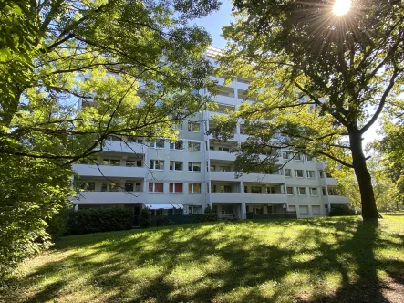 Gebäudeansicht - Wohnung kaufen in München - Vermietetes Apartment mit Alpenblick zur Geldanlage in Neuperlach