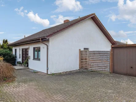 Ansicht - Haus kaufen in Ilsede - Gepflegter Bungalow mit ca. 94 m² Wohnfläche auf einem großen Grundstück in Ilsede-Adenstedt