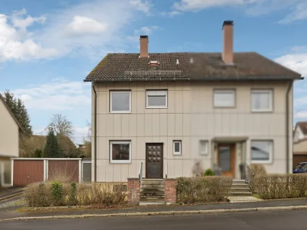 Außenansicht - Haus kaufen in Arzberg - Sanierung-Doppelhaushälfte mit Potential in Arzberg