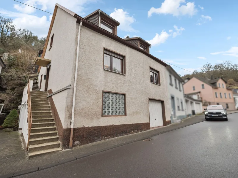 Titelbild - Haus kaufen in Idar-Oberstein - Solides Einfamilienhaus mit Potenzial für den kleinen Geldbeutel in Idar-Oberstein