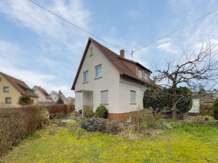 Objektansicht - Haus kaufen in Gomaringen - Schönes Zweifamilienhaus mit großem Grundstück in Gomaringen