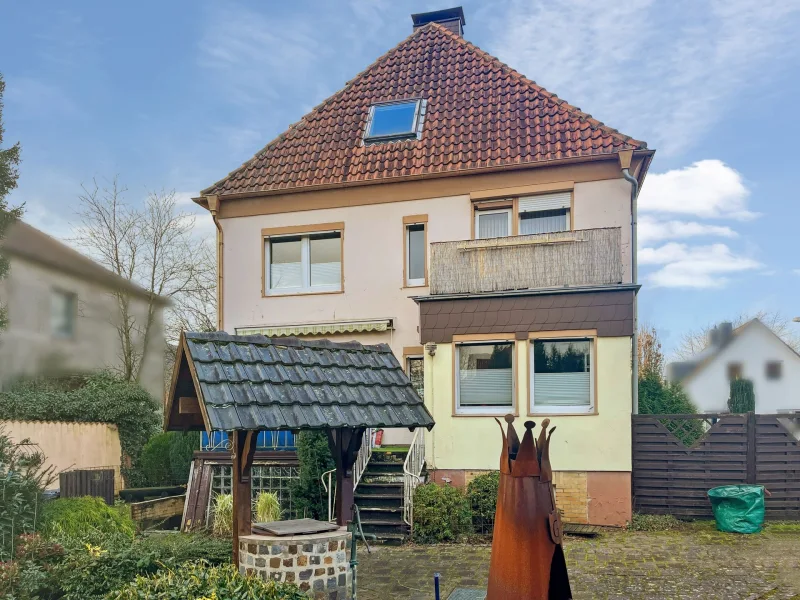 Rückseite Haus - Haus kaufen in Osnabrück - Renovierungsbedürftiges Zweifamilienhaus in Top-Lage von Sutthausen