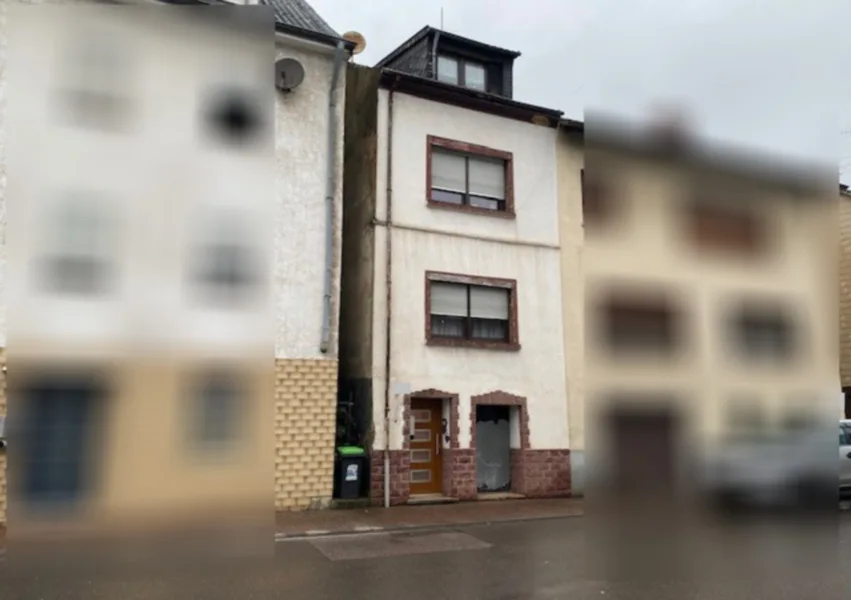 Titelbild - Haus kaufen in Püttlingen - Kleines Einfamilienhaus nahe Zentrum von Püttlingen 