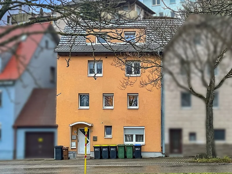 Titelbild - Haus kaufen in Mühlacker - Ideal für Kapitalanleger! Zentral gelegenes und vermietetes Mehrfamilienhaus in Mühlacker