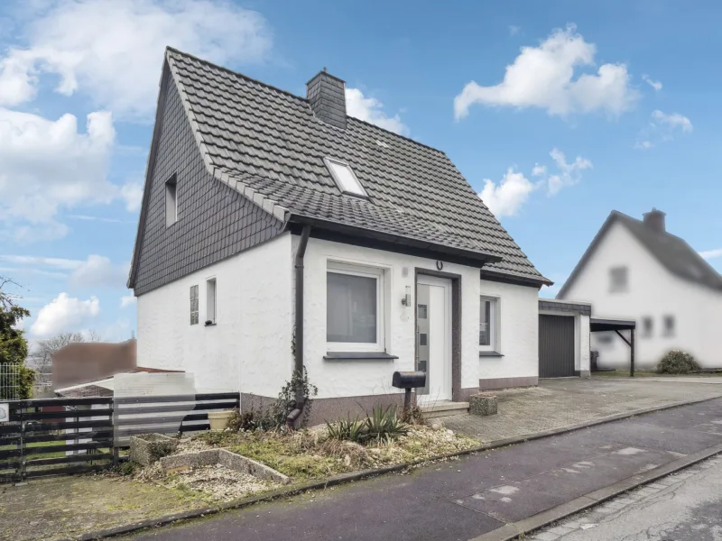 Titelbild - Haus kaufen in Arnsberg - Attraktives Einfamilienhaus mit Garten in ruhiger Lage von Arnsberg