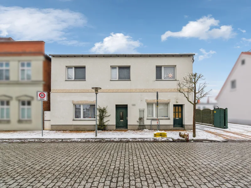 Hausansicht - Haus kaufen in Ludwigslust - Vermietetes Mehrfamilienhaus inklusive Gewerbeeinheit