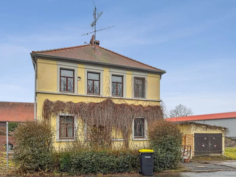 Gebäudeansicht - Haus kaufen in Bad Windsheim - Heim- und Handwerker aufgepasst! Ehemaliges Schulhaus mit Garage in Oberntief